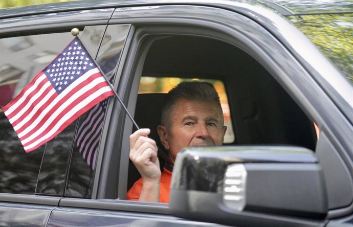 Archivo - 10 September 2022, US, New York: A worker holds a US flag as he takes part in the Labor Day parade along 5th Avenue. Photo: Niyi Fote/TheNEWS2 via ZUMA Press Wire/dpa