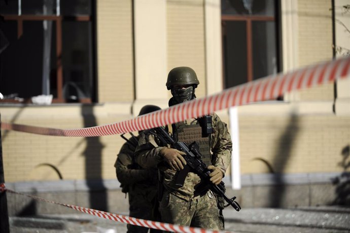 10 October 2022, Ukraine, Kiev: Ukrainian soldiers stand next to barrier tape at the scene of Russian air strikes in Kiev. Photo: ---/Ukrinform/dpa