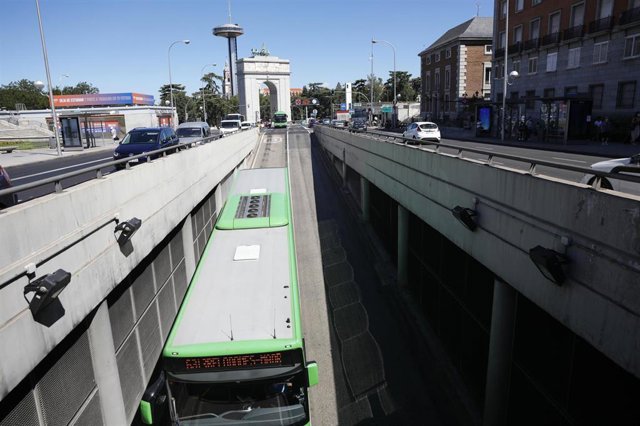 Archivo - Un autobús circula por las inmediaciones del intercambiador de Moncloa, en Madrid (España), a 1 de julio de 2020. 