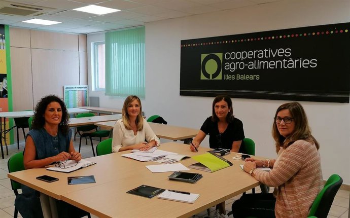 La coordinadora y portavoz parlamentaria de Ciudadanos (Cs) Baleares, Patricia Guasp, se reúne con miembros de Cooperativas Agroalimentarias.