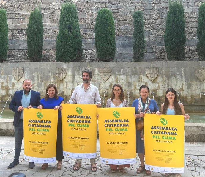Miembros del Govern y del Consell de Mallorca, junto a representantes de la Asamblea Ciudadana por el Clima de Mallorca.