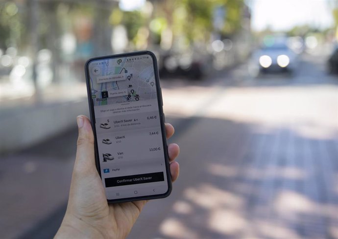 Imagen de un móvil con la app de Uber, el día en que se aprobará el decreto para regular VTC en Andalucía. A 27 de septiembre de 2022, en Sevilla (Andalucía, España). La consejera andaluza de Fomento, Articulación del Territorio y Vivienda, Marifrán Car