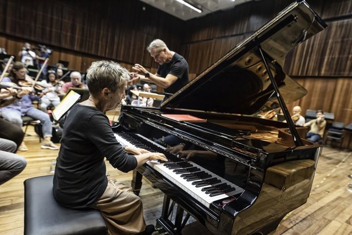 LIEBREICH INICIA SU PLENA TITULARIDAD AL FRENTE DE LA ORQUESTA DE VALNCIA ABRIENDO LA TEMPORADA 22/23 CON MARIA JOO PIRES