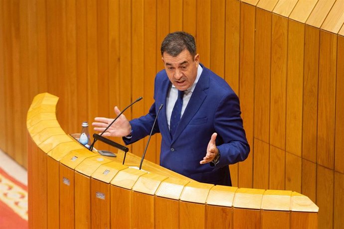 Archivo - El conselleiro de Cultura, Educación e Universidade, Román Rodríguez, comparece en el pleno del Parlamento de Galicia