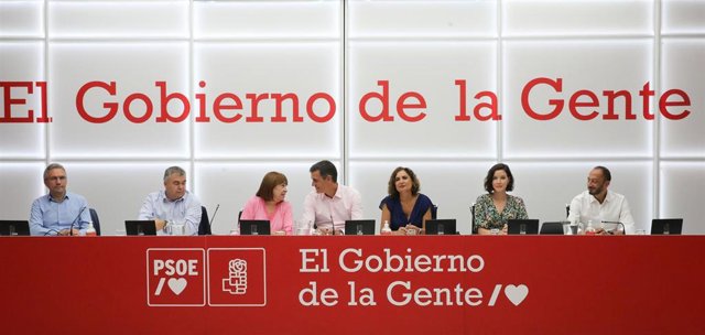 Archivo -  El secretario de Organización del PSOE, Santos Cerdán; la vicepresidenta primera del Senado y presidenta, Cristina Narbona; el presidente del Gobierno y secretario general, Pedro Sánchez y la número dos del partido, María Jesús Montero.