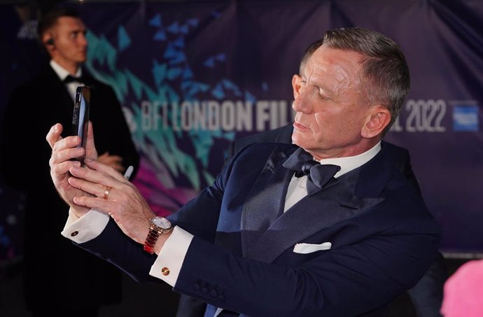  British actor Daniel Craig takes a selfie as he arrives to attend the European premiere of the "Glass Onion: A Knives Out Mystery" during the BFI London Film Festival at the Royal Festival Hall 