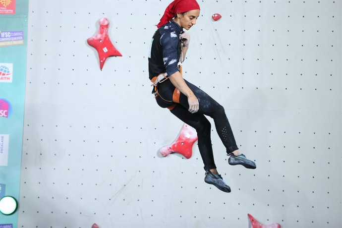 Archivo - LA escaladora iraní Elnaz Rekabi, durante una competición en Toulouse en 2019