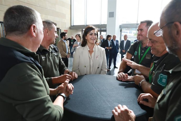 La presidenta del Gobierno riojano, Concha Andreu, junto a agentes forestales en la clausura del Congreso de La Rioja