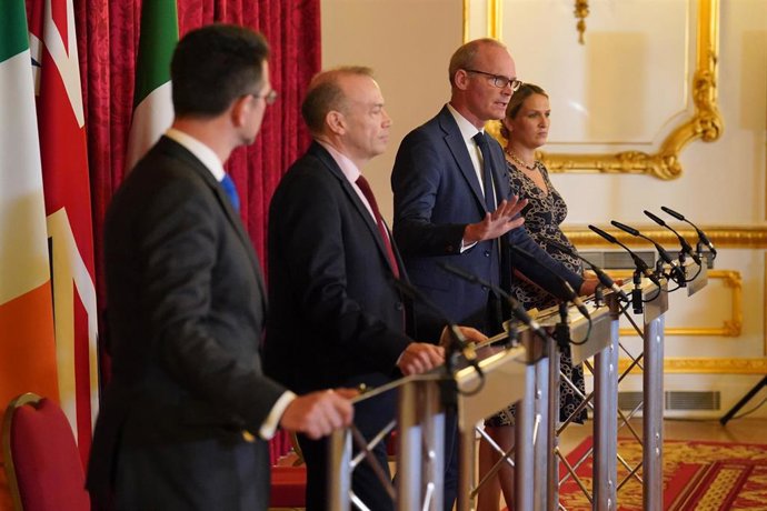 l secretario británico de Irlanda del Norte, Chris Heaton-Harris, y el ministro de Exteriores de Irlanda, Simon Coveney