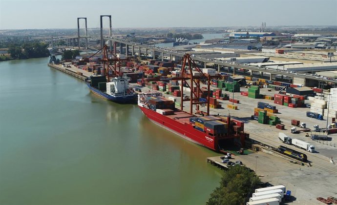 Contenedores para el tráfico fluvial en las instalaciones del Puerto.