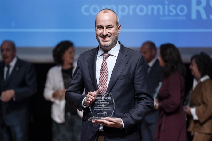 El concejal delegado de Proyectos Estratégicos, Movilidad y Sostenibilidad del Ayuntamiento de Pamplona, Fermín Alonso, recogiendo el galardón