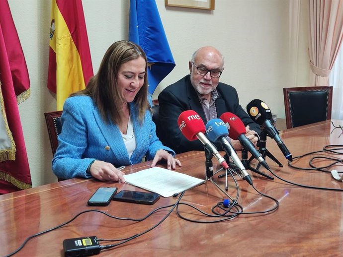 Virginia Barcones y Francisco Rodríguez se reúnen con los regantes del Canal de Ines y Eza, en Soria.