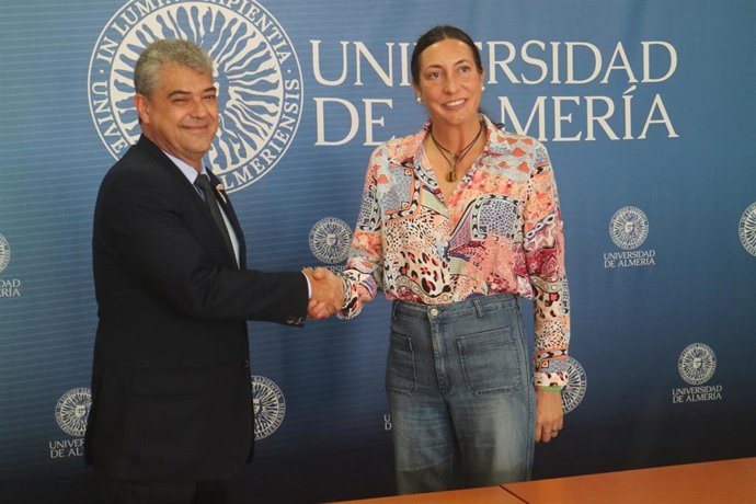 Loles López y Carmelo Rodríguez tras la firma del acuerdo