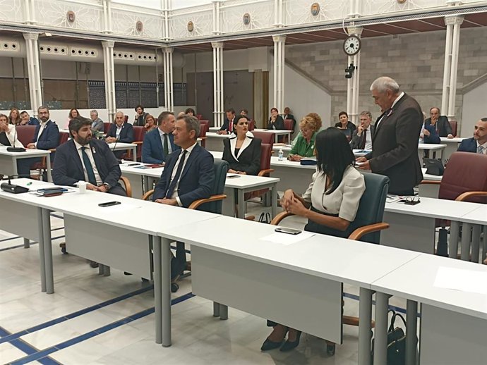 El presidente de la Región de Murcia, Fernando López Miras, escucha la pregunta formulada por el portavoz del grupo parlamentario liberal, Francisco Álvarez