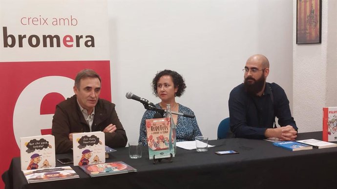 De izquerda a derecha: Josep Gregori, editor de Bromera; Paula Soriano y Marc Senabre, editores literarios