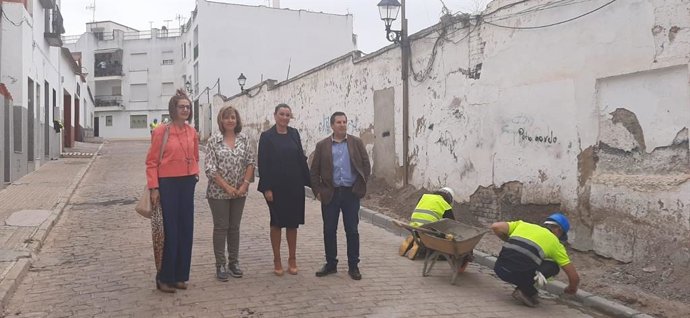 La delegada de Justicia, Administración Local y Función Pública en Córdoba, Raquel López (segunda por la dcha.), en su visita a Peñarroya-Pueblonuevo.