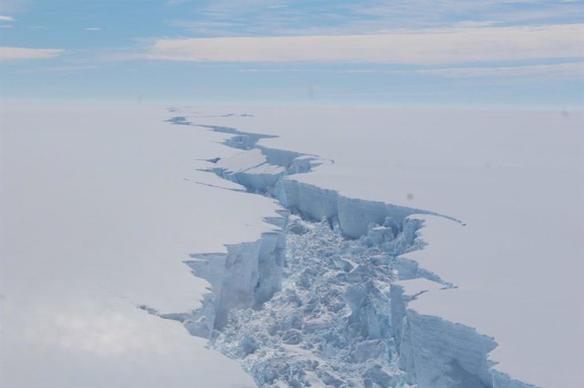 Archivo - La grieta en la plataforma de hielo Larsen C poco antes del desprendimiento del iceberg gigante.