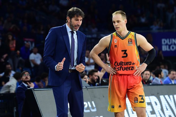 Alex Mumbrú habla con Klemen Prepelic durante el Efes-Valencia Basket de la Euroliga 2022-2023