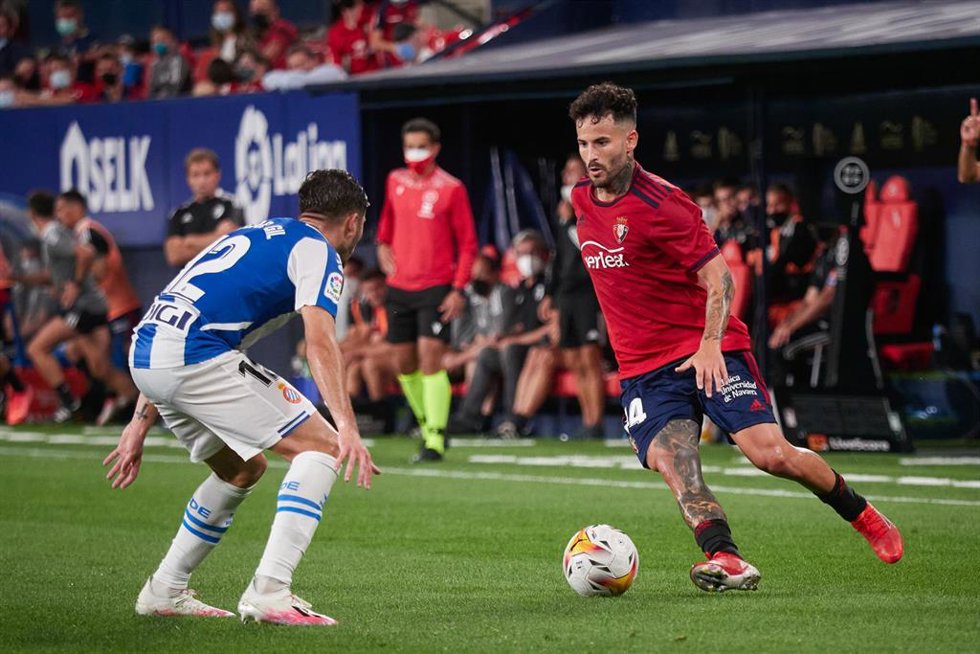 Archivo - El jugador de Osasuna Rubén García intenta regatear a Óscar Gil, del Espanyol, en un encuentro en El Sadar de LaLiga Santander 2021-2022. 