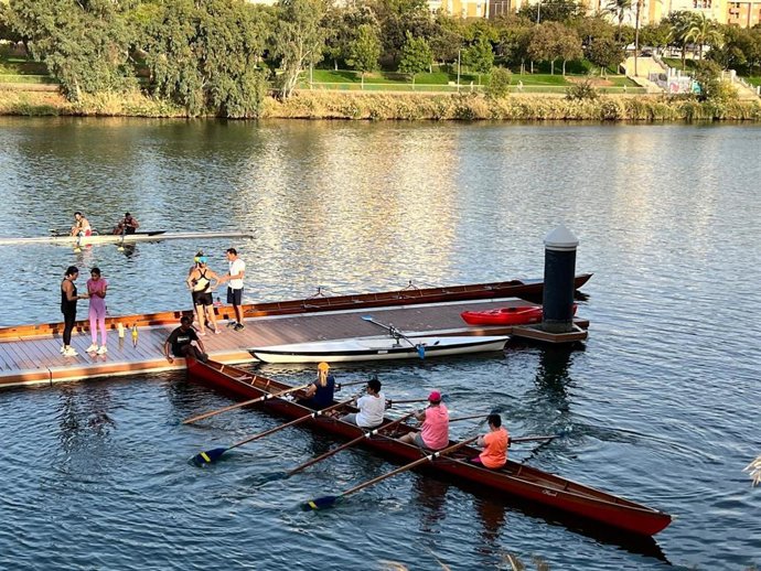 Mujeres con cáncer de mama practican remo en el marco de un programa de salud para combatir la enfermedad.