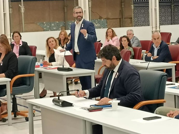 Francisco Lucas, portavoz del Grupo Parlamentario Socialista, pregunta a López Miras