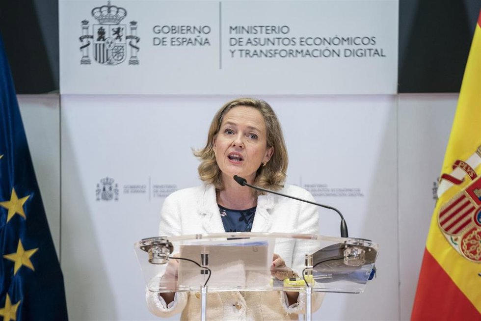 La vicepresidenta primera y ministra de Asuntos Económicos y Transformación Digital, Nadia Calviño, ofrece una rueda de prensa tras una reunión con las asociaciones financieras en la sede del Ministerio de Asuntos Económicos y Transformación Digital, a 