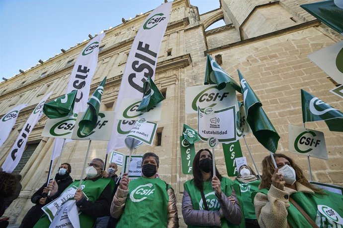 Archivo - Concentración convocada por CSIF en foto de archivo.