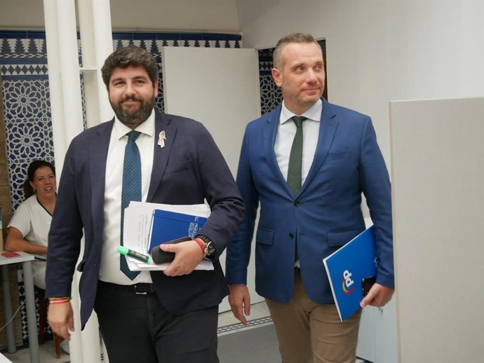 El presidente de la Región de Murcia, Fernando López Miras, y el portavoz del Grupo Parlamentario Popular, Joaquín Segado