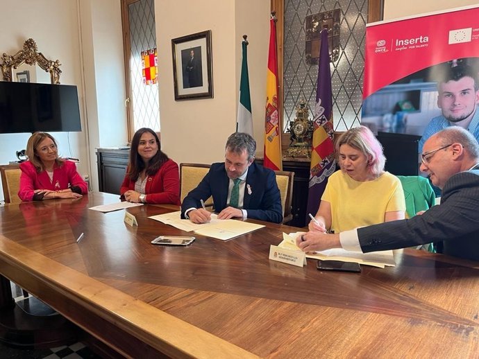 Firma del convenio entre el Ayuntamiento de Jaén e Inserta Empleo