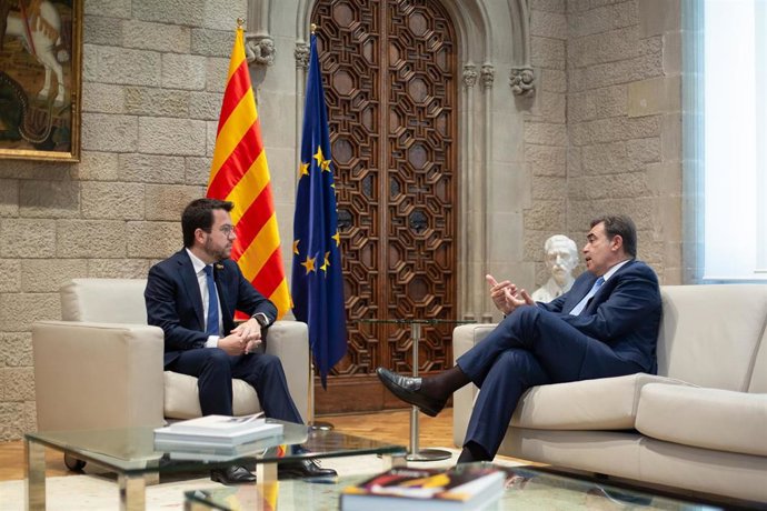 Archivo - El presidente de la Generalitat, Pere Aragons (i) y el vicepresidente de la Comisión Europea, Margaritis Schinás (d), durante su reunión en el Palau de la Generalitat. ARCHIVO.