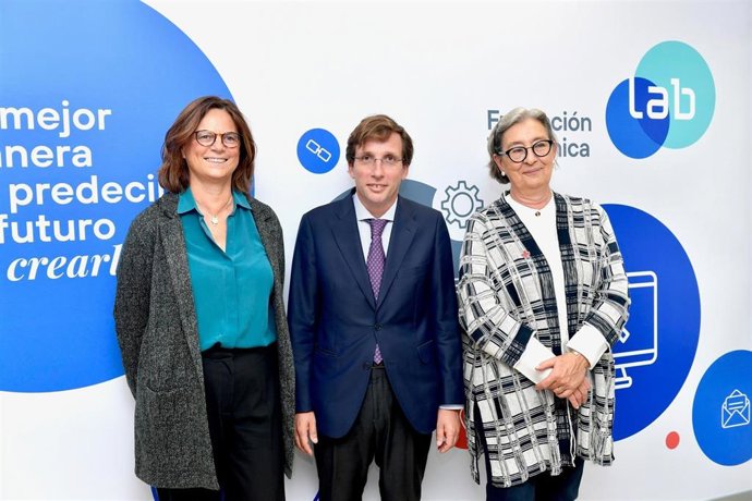 De Izquierda a derecha: Carmen Morenés, directora de Fundación Telefónica, José Luis Martínez-Almeida, Alcalde de Madrid y Pilar Roy, presidenta de Cruz Roja en la Comunidad de Madrid, en la presentación de Fundación Telefónica Lab