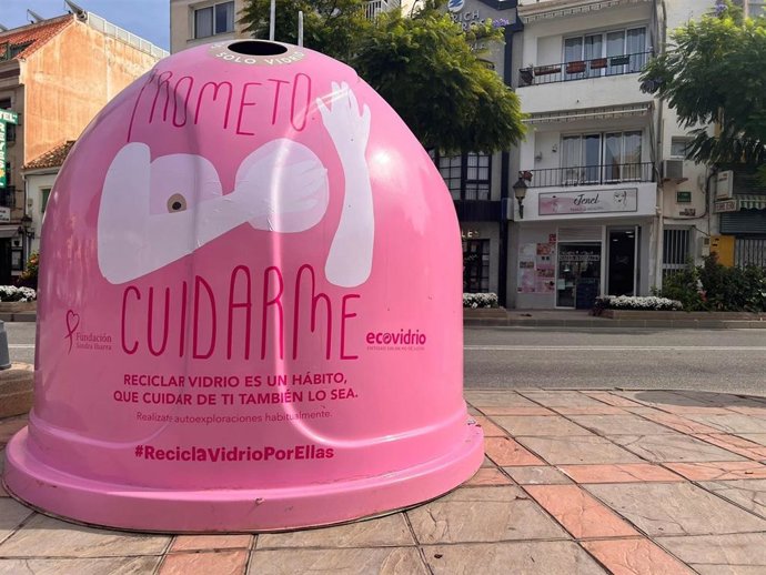 La provincia se ha llenado de contenedores de vidrio rosas para conmemorar el Día Mundia Contra el Cáncer de Mama.