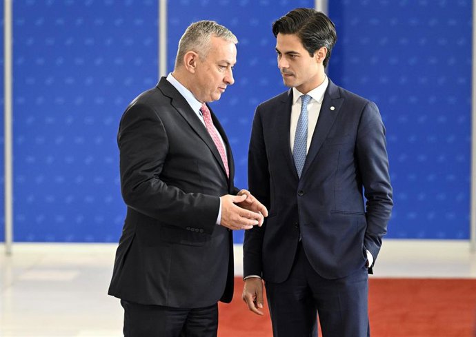 El ministro checo de Industria y Comercio, Jozef Sikela (I) con el ministro de Clima y Energía de Países Bajos, (D)