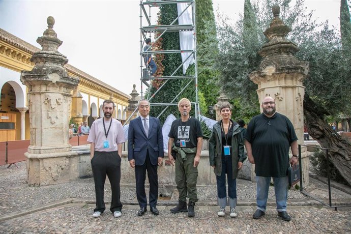 El embajador de Japón en España, Kenji Hiramatsu (segundo por la izda.), visita Flora.
