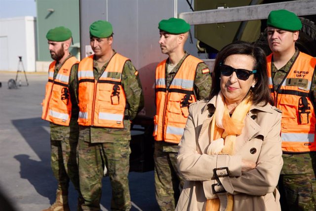 La ministra de Defensa, Margarita Robles, visita el Grupo de Apoyo a la Proyección (GAPRO) en la ronda de la Brigada Paracaidista, a 6 de octubre de 2022, en Madrid (España). La ministra de Defensa ha visitado hoy el Grupo de Apoyo a la Proyección (GAPRO)