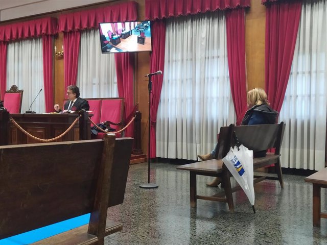 La alcaldesa de A Bola (Ourense), María Teresa Barge, en el banquillo de la Audiencia Provincial de Ourense acusada de un presunto delito contra los recursos naturales y el medio ambiente.