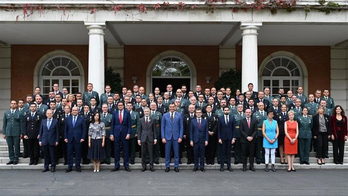 El presidente del Gobierno ha presidido este jueves el acto de imposición de condecoraciones del Departamento de Seguridad de Presidencia del Gobierno, a policías y guardias civiles.