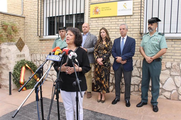 La subdelegada del Gobierno en Córdoba, Rafaela Valenzuela, en la visita a proyectos del Programa de Fomento de Empleo Agrario (PFEA) de 2021 en la localidad cordobesa de Lucena.