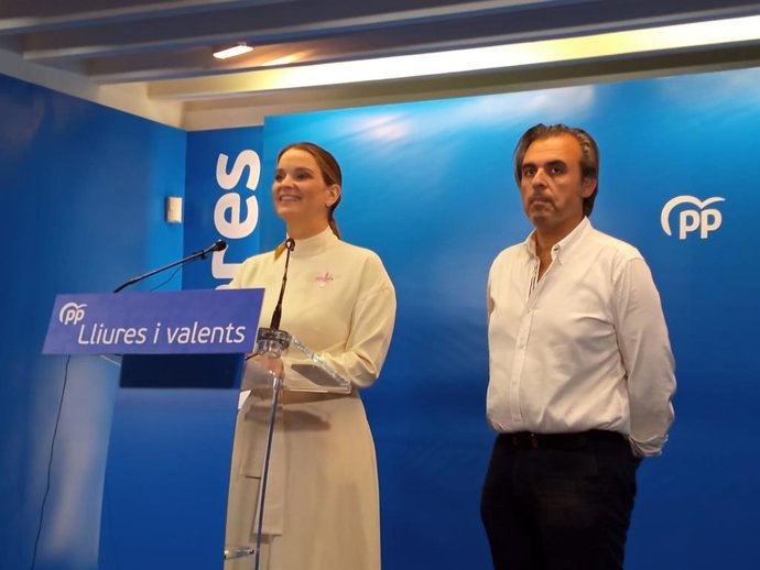 La presidenta del PP de Baleares, Marga Prohens, y el coordinador de la comisión de educación del partido, Toni Vera.
