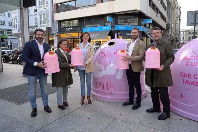 La conselleira de Medio Ambiente, Territorio e Vivenda, Ángeles Vázquez, junto a uno de los contenedores de la campaña de Ecovidrio 'Recicla vidro por elas'.