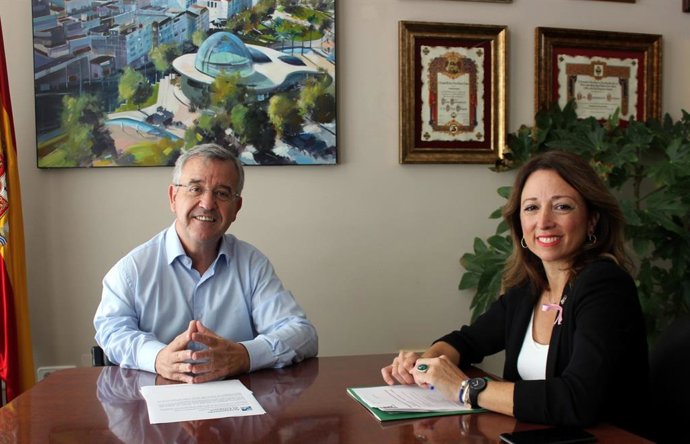Reunión entre la delegada del Gobierno andaluz en Málaga, Patricia Navarro, y el alcalde de Estepona, José María García Urbano
