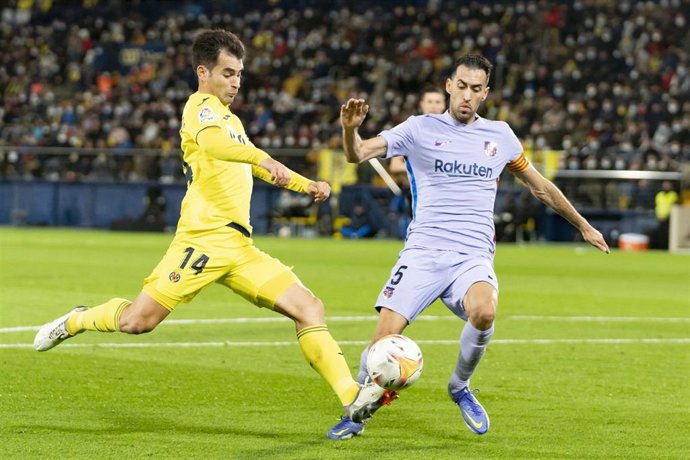 Archivo - Manu Trigueros y Sergio Busquets