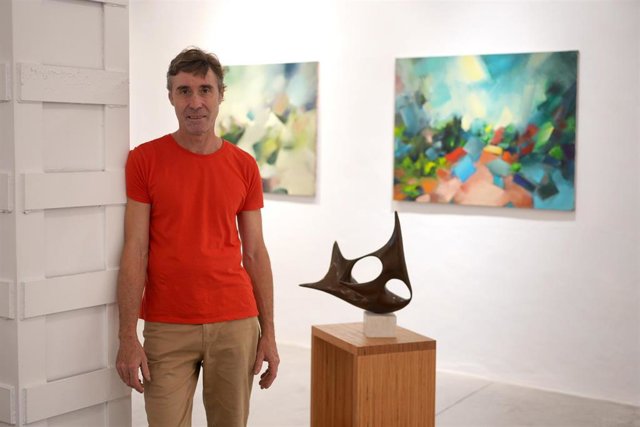 El pintor murciano Carlos Pardo posa con cuadros de su exposición 'Vuelta a la tierra' que inaugura en la Galería 'Arquitectura de Barrio'