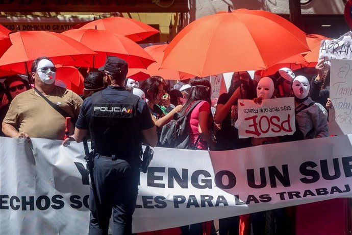 Archivo - Protestas contra la abolicion de la prostitución ante la sede del PSOE