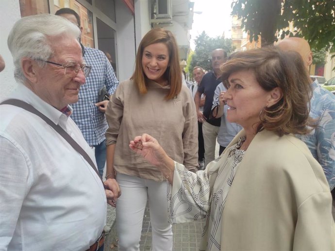 Carmen Calvo (dcha.) habla con Antonio Deza, en presencia de Carmen Victoria Campos (centro).