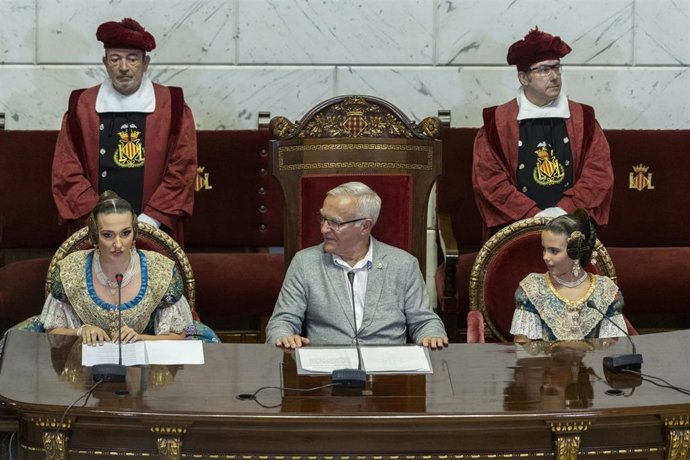 Las Falleras Mayores de Valncia 2023, la joven Laura Mengó y la niña Paula Nieto, en su acto de proclamación