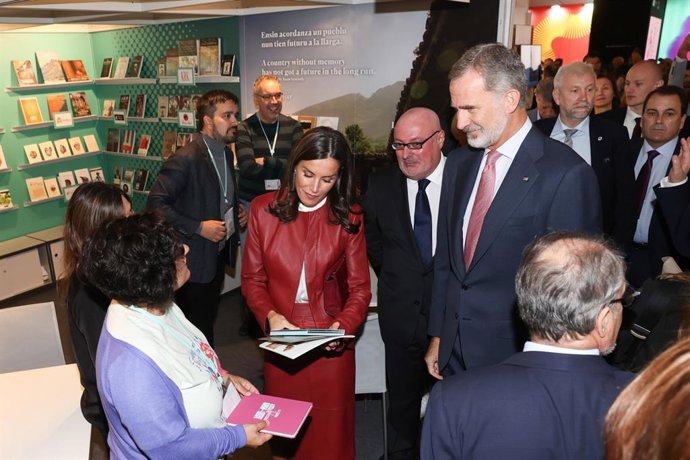 Los reis Felipe VI y Letizia detuviéronse nel estand del Principáu d'Asturies.