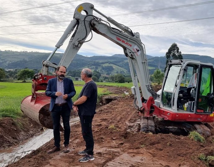 El concejal de Medio Ambiente de Torrelavega, José Luis Urraca, presencia los primeros trabajos de limpieza de los arroyos del municipio