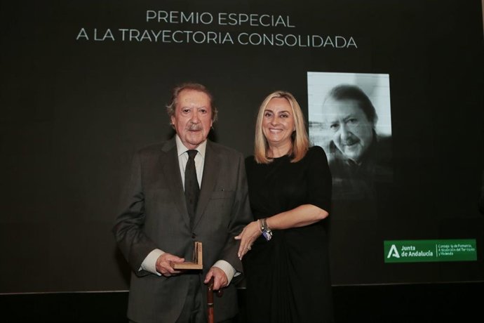 El arquitecto José Antonio Carbajal recibe el Premio Andalucía de Arquitectura