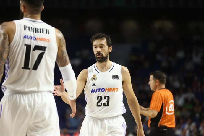 Sergio Llull choca con Vincent Poirier durante un partido del Real Madrid